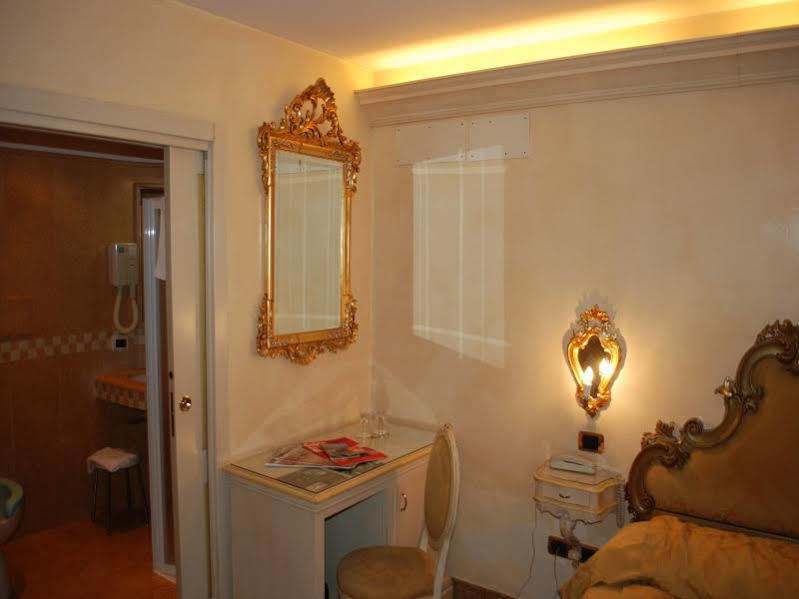 Vecellio Hotel Venesia Bagian luar foto