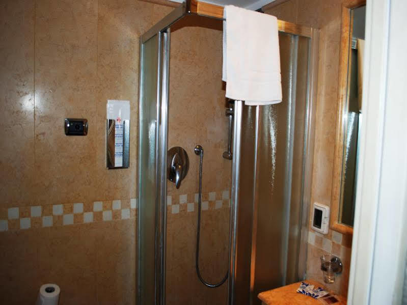 Vecellio Hotel Venesia Bagian luar foto